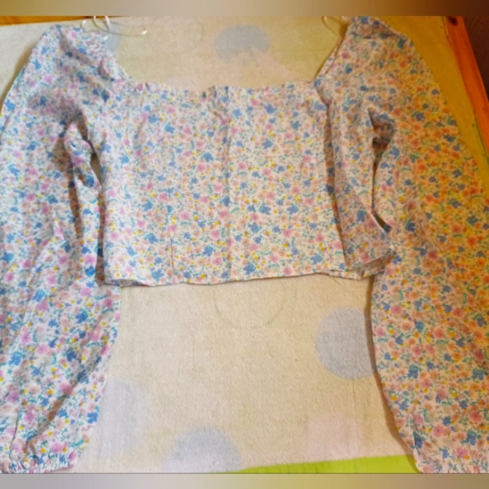 Sophie Rue Floral Crop Blouse With Long Sleeves/Gathered Back-Size Medium